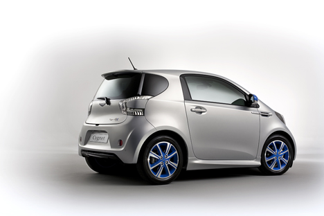 Colette & Aston Martin Cygnet ()